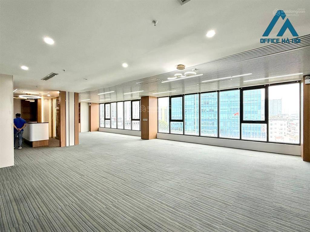 Cho thuê văn phòng lê văn lương 240m2 chia sẵn vách kính trải thảm giá chỉ 360k/m2/th bao pdv
