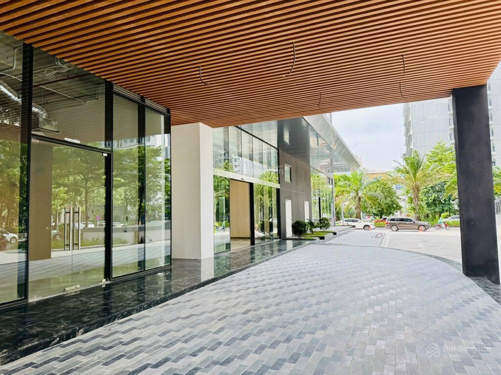 Cho thuê văn phòng 145m2 giá siêu rẻ tại rox tower 136 hồ tùng mậu, giá chỉ 238 nghìn/m2