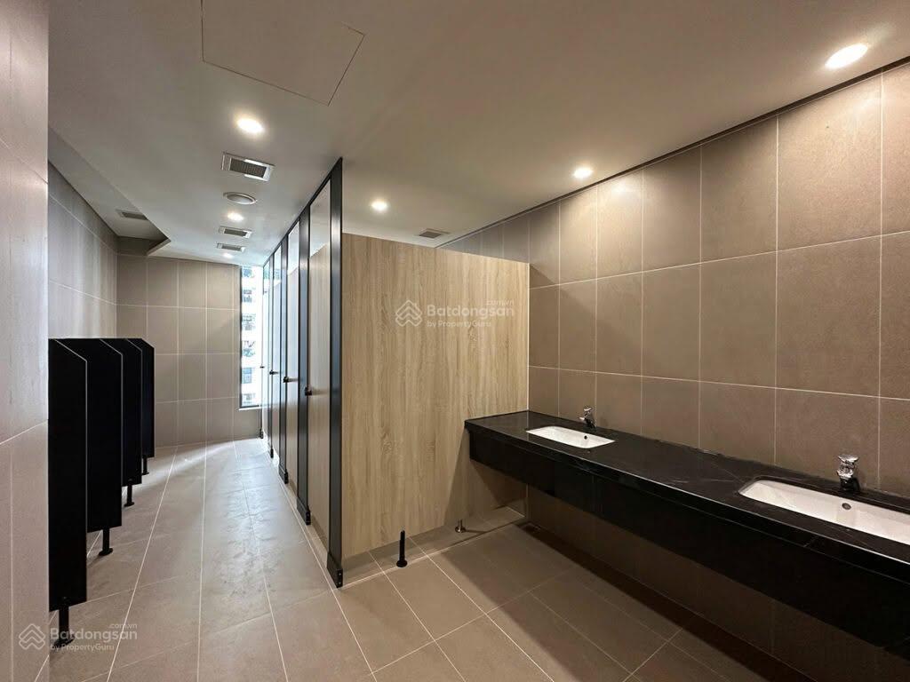 Cho thuê văn phòng 145m2 giá siêu rẻ tại rox tower 136 hồ tùng mậu, giá chỉ 238 nghìn/m2