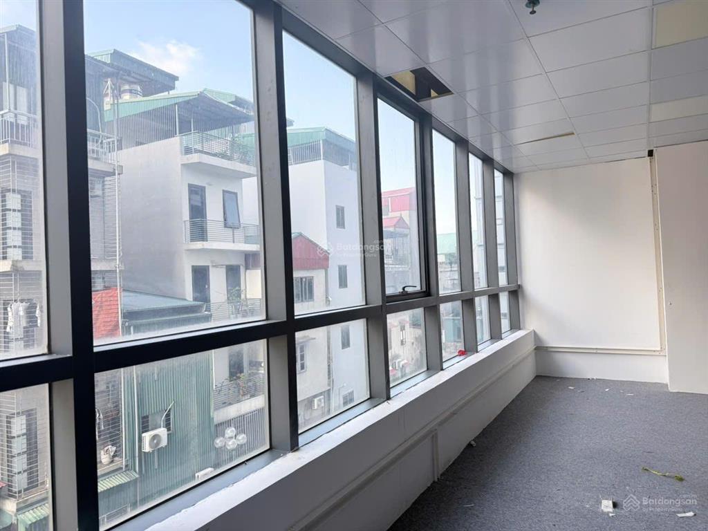 Hàng hiếm cho thuê văn phòng chân đế chung cư 122 vĩnh tuy, giá 145 nghìn / m2 bao vat, dt 156 m2