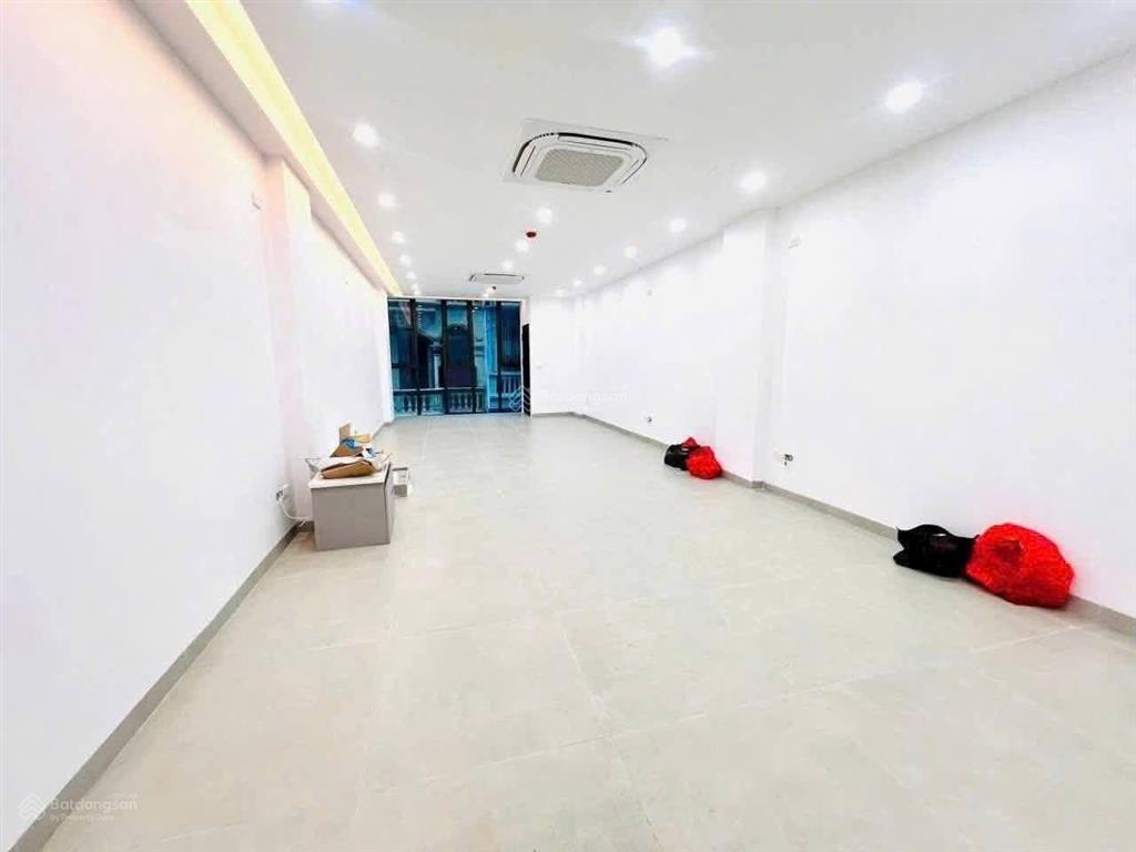 Bán nhà giải phóng  50m, 5t, mt 5,6m, 27 tỷ  vỉa hè , ô tô tránh, làm vp, cty vừa ở  hoàng mai.