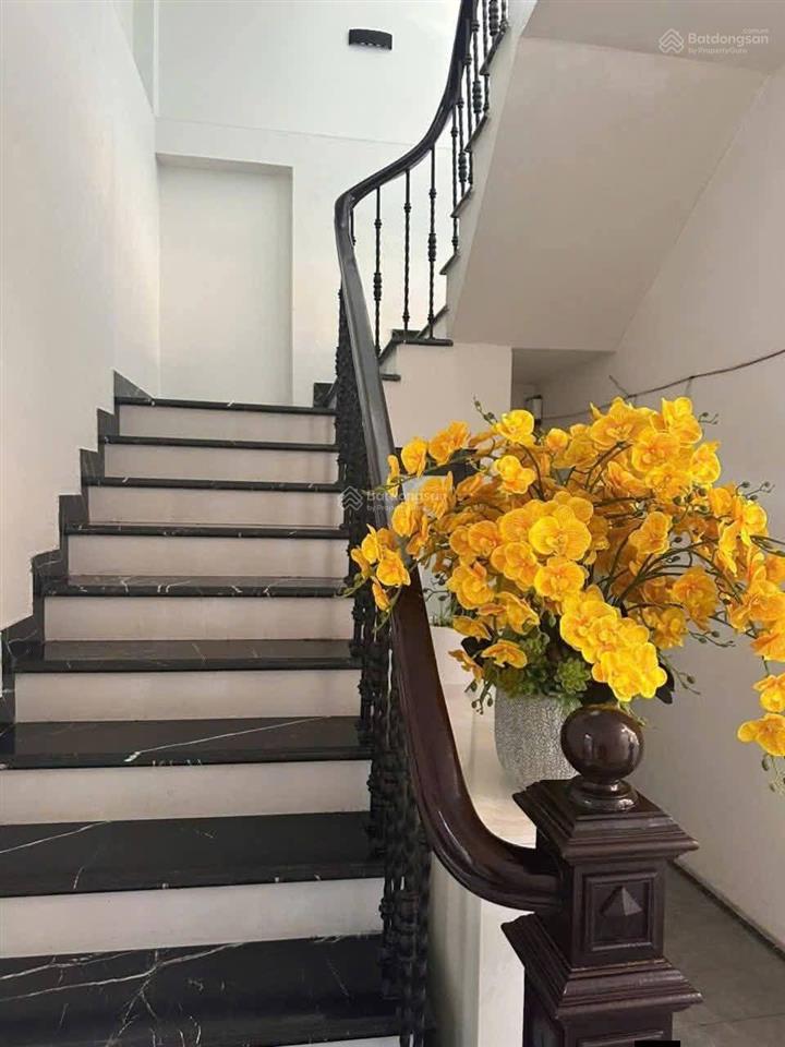 Bán nhà giải phóng  50m, 5t, mt 5,6m, 27 tỷ  vỉa hè , ô tô tránh, làm vp, cty vừa ở  hoàng mai.