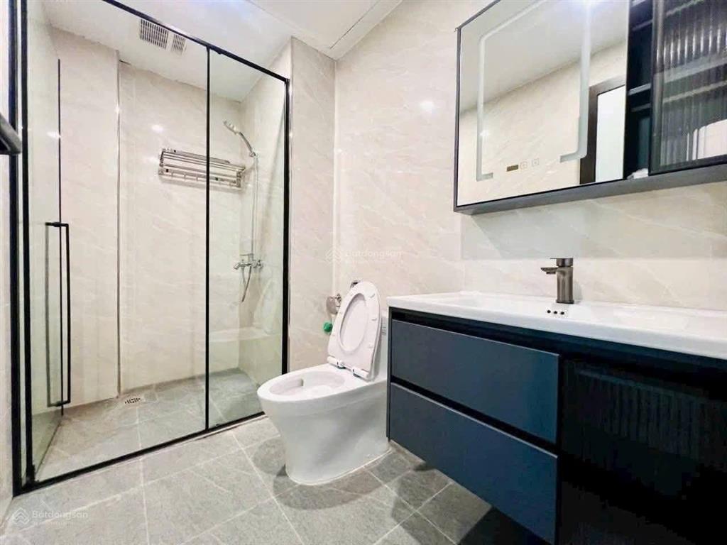 Bán nhà giải phóng  50m, 5t, mt 5,6m, 27 tỷ  vỉa hè , ô tô tránh, làm vp, cty vừa ở  hoàng mai.