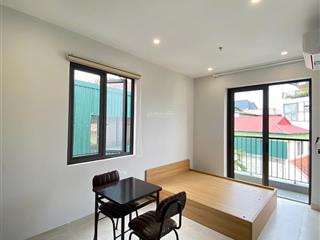 Phòng rộng ban công cửa sổ thoáng sáng, nội thất cao cấp