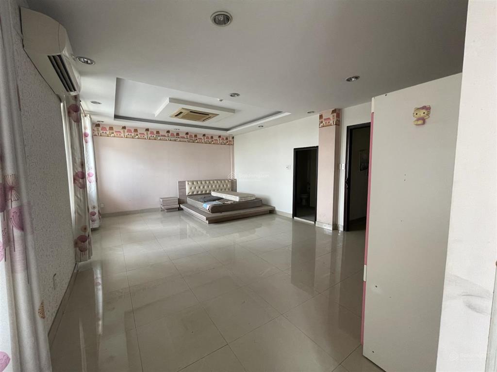 Cho thuê căn hộ gia đình ở  lầu 5  diện tích sử dụng 130m²