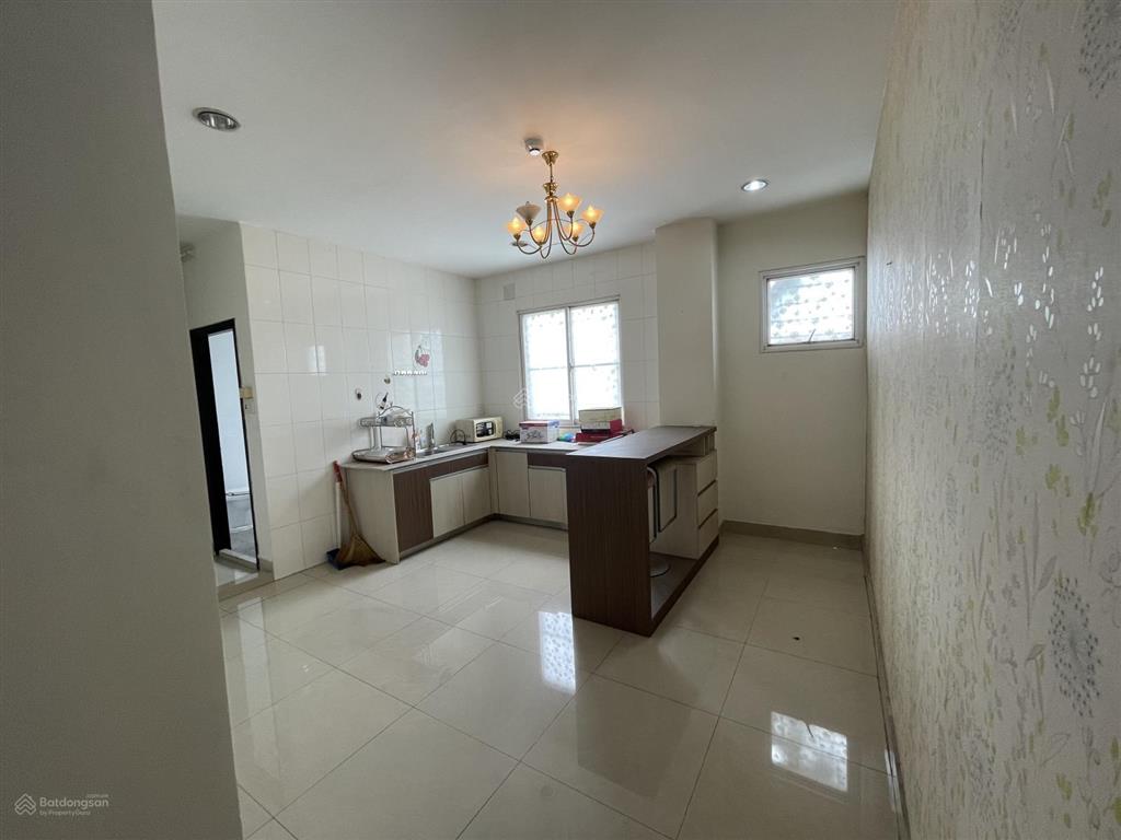Cho thuê căn hộ gia đình ở  lầu 5  diện tích sử dụng 130m²