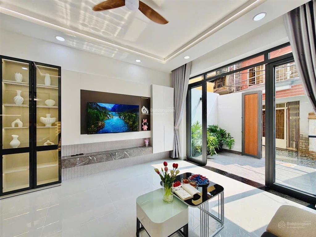 Nhà mới siêu đẹp ngay nguyễn văn công, di chuyển sân bay tsn 5 phút. giá chỉ 7,3 tỷ