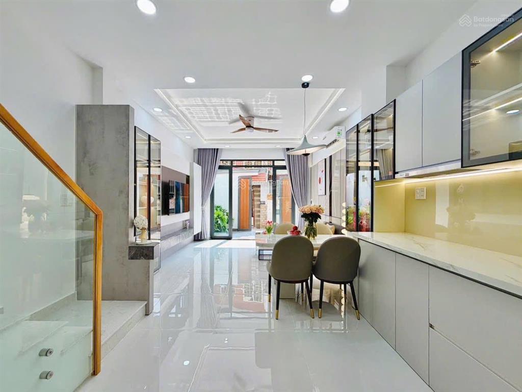 Nhà mới siêu đẹp ngay nguyễn văn công, di chuyển sân bay tsn 5 phút. giá chỉ 7,3 tỷ