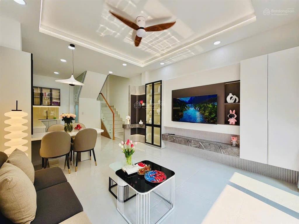 Nhà mới siêu đẹp ngay nguyễn văn công, di chuyển sân bay tsn 5 phút. giá chỉ 7,3 tỷ