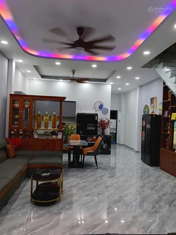 Bán nhà mặt tiền kênh nhà vuông 5,5x17=97m2 view đẹp 3 tầng giá 3 tỷ 6 tl