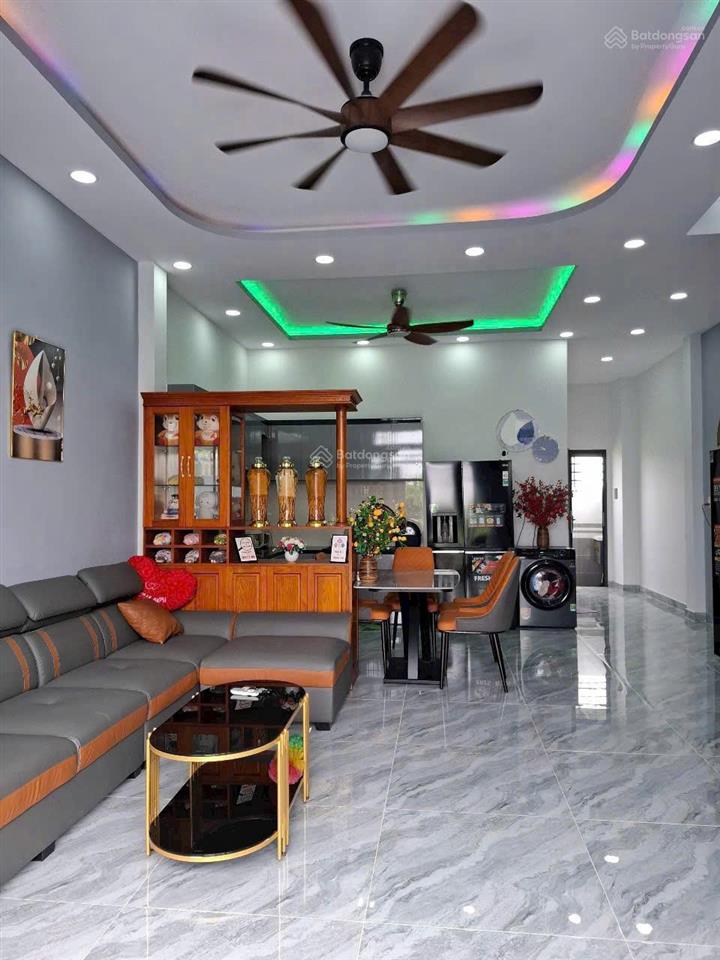 Bán nhà mặt tiền kênh nhà vuông 5,5x17=97m2 view đẹp 3 tầng giá 3 tỷ 6 tl