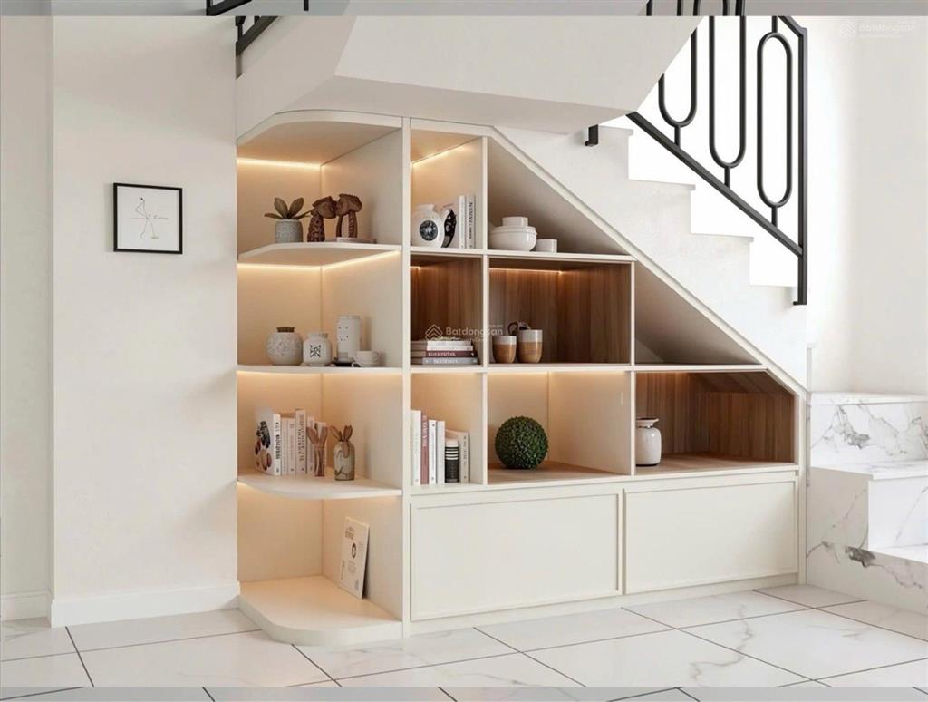 Nhà 2 tầng, nở hậu, nhà có giếng trời thoáng, nhà mới đẹp vào ở ngay, có tặng nội thất, nhà nở hậu.