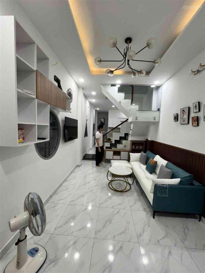 Nhà q6 gần trường mạc đĩnh chi, có nội thất, có sân để xe, có phòng ngủ trệt.