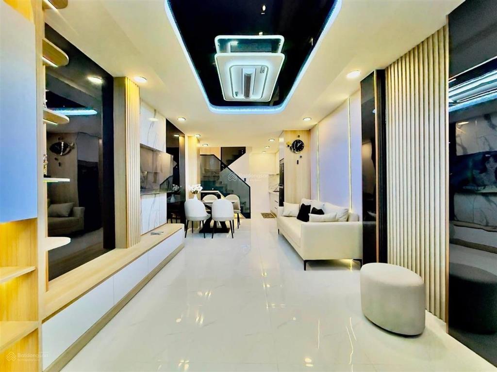 Nhà ngay lê văn quới gần đầm sen, nhà có năng lượng mặt trời. chỉ hơn 4 tỏi.