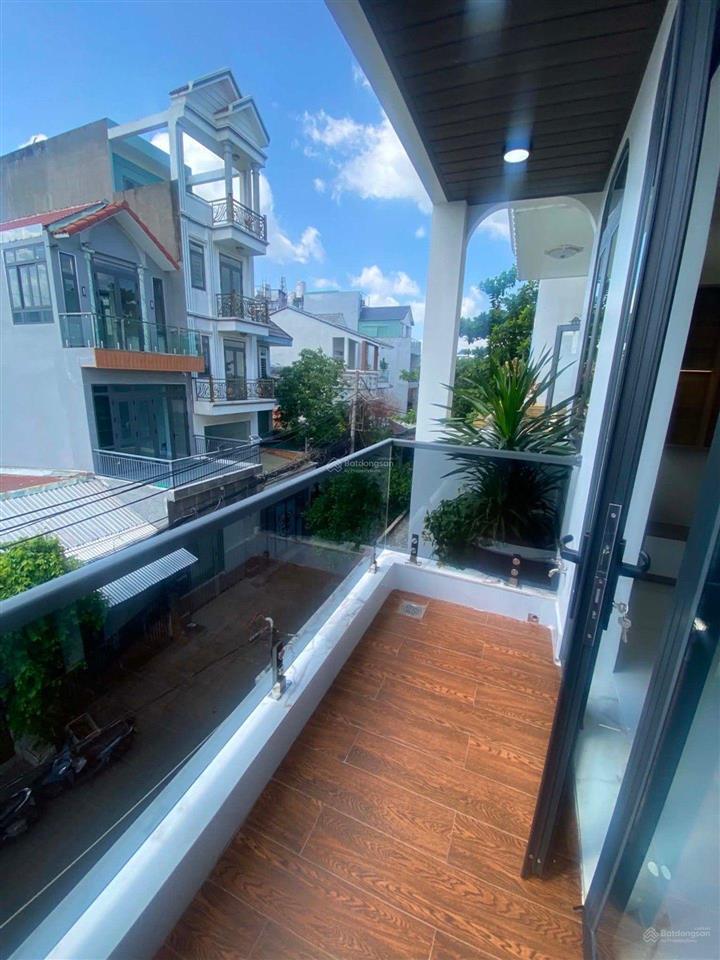 Nhà mới xây có thang máy, gần ngã 4 bốn xã, hẻm xe tải thông, dt 4x18m
