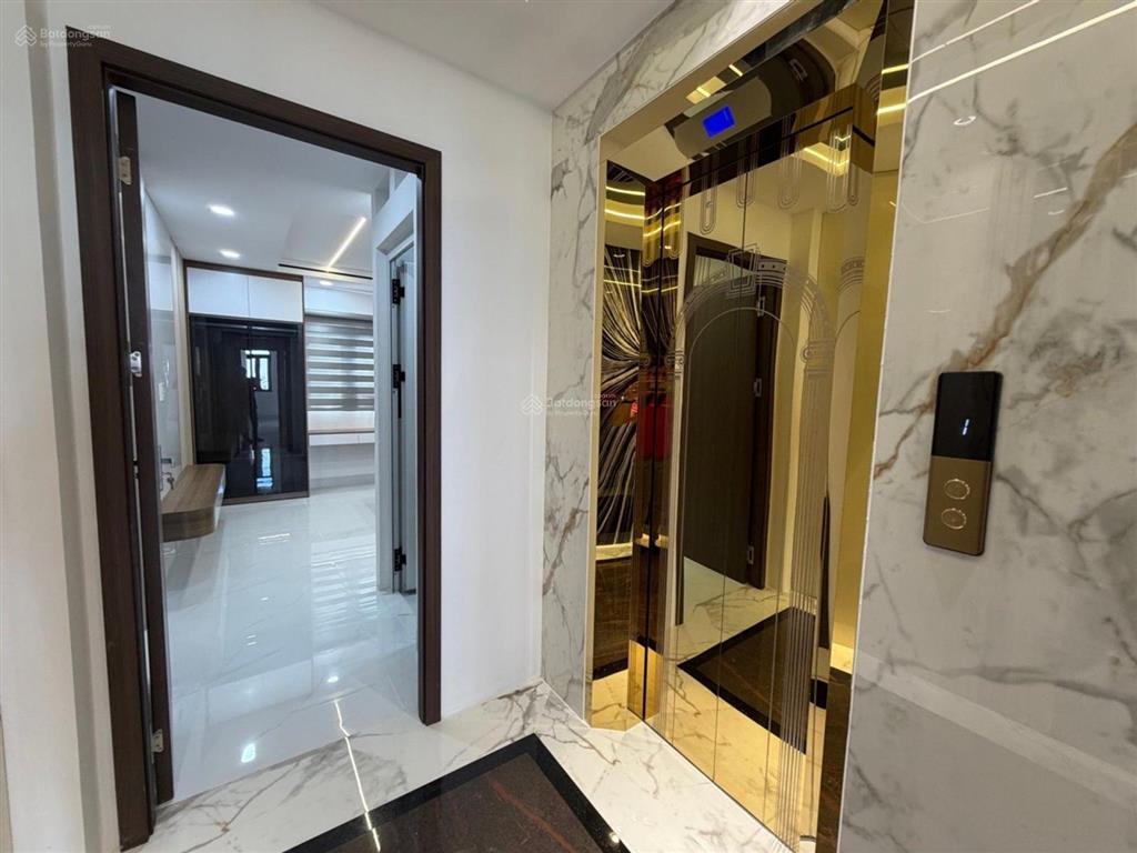 Nhà mới xây có thang máy, gần ngã 4 bốn xã, hẻm xe tải thông, dt 4x18m