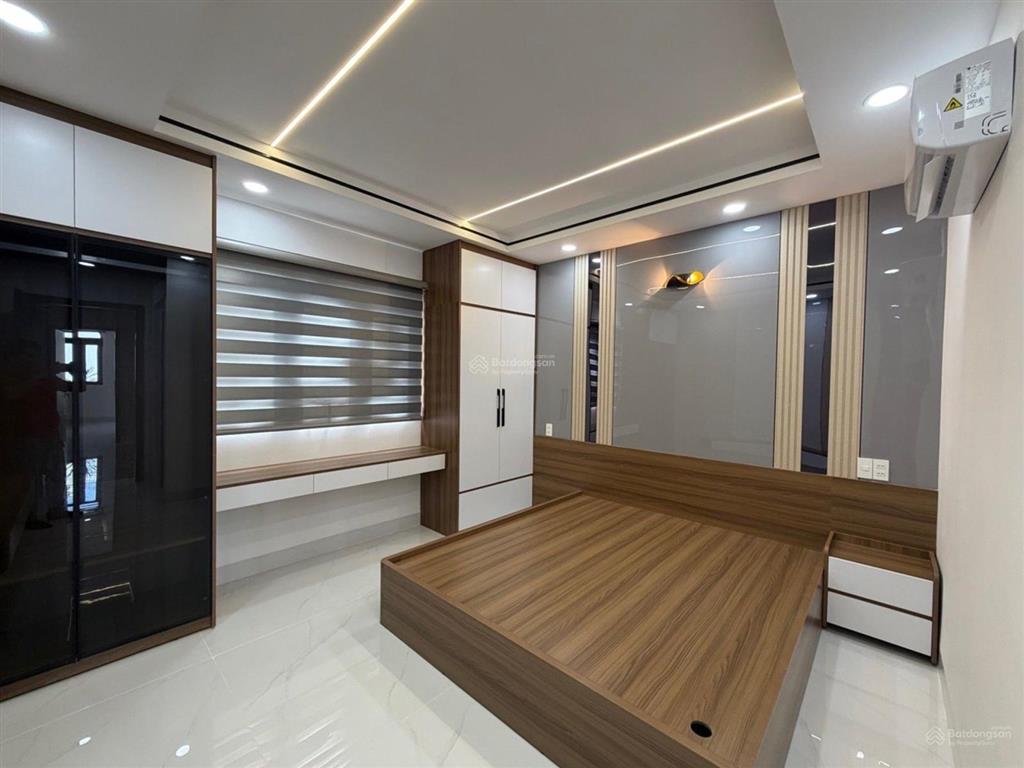Nhà mới xây có thang máy, gần ngã 4 bốn xã, hẻm xe tải thông, dt 4x18m