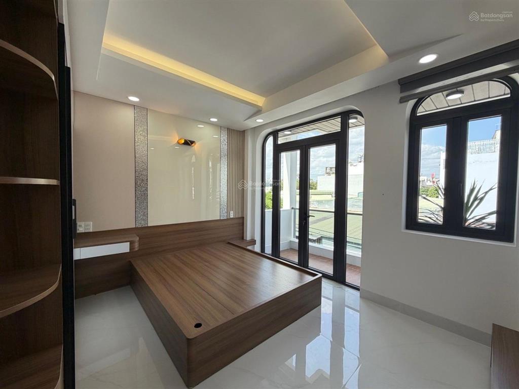 Nhà mới xây có thang máy, gần ngã 4 bốn xã, hẻm xe tải thông, dt 4x18m