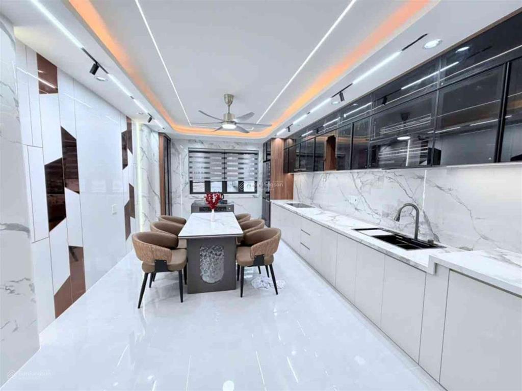 Nhà hẻm xe tải thông hẻm đẹp đường lê văn qưới, kinh doanh mọi ngành nghề, có thang máy.