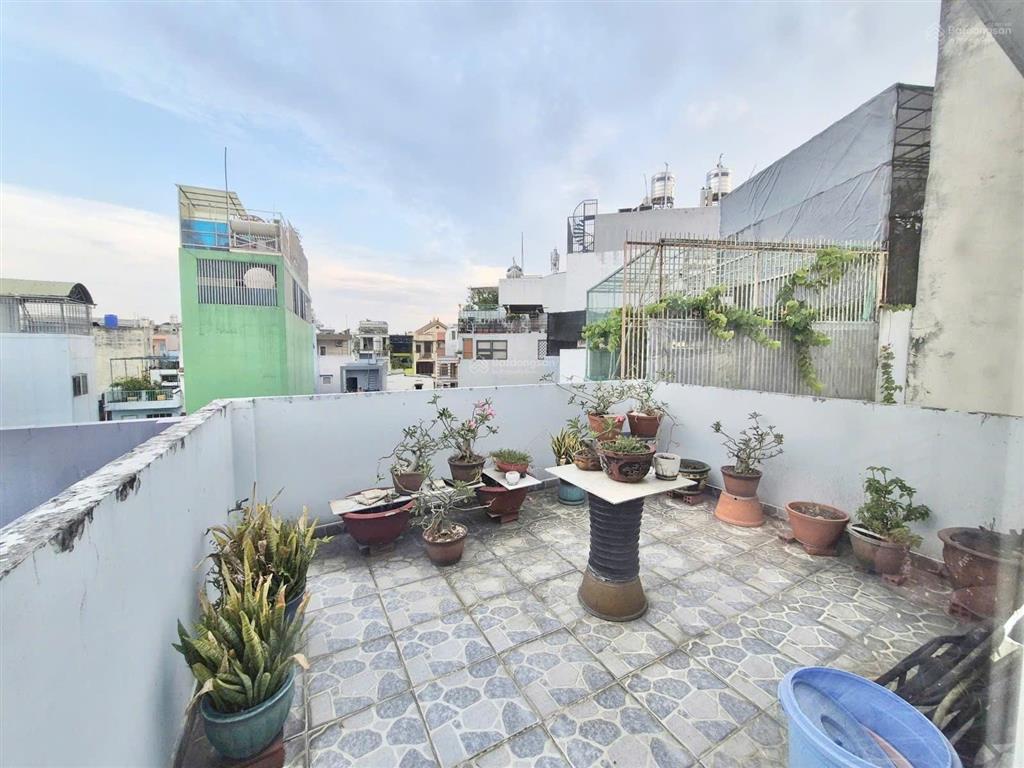 Vị trí vip  hai mặt hẻm  một căn ra mt thái phiên  4 tâng btct  dt 4,2 x 9,3m , giá 10,5 tỷ