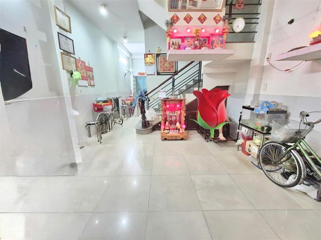 Vị trí vip  hai mặt hẻm  một căn ra mt thái phiên  4 tâng btct  dt 4,2 x 9,3m , giá 10,5 tỷ