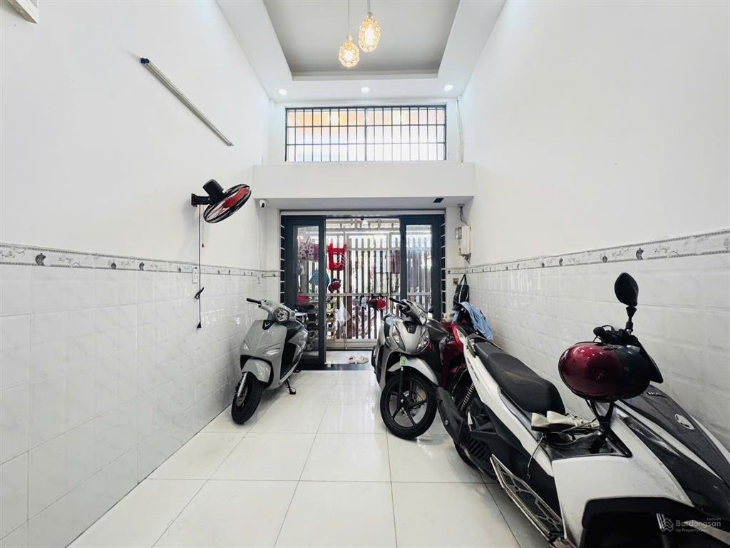 Mt hẻm kd lạc long quân 8m  oto đậu ngày đêm  39m2 4 tầng  vừa ở vừa cho thuê chỉ hơn 7 tỷ tl