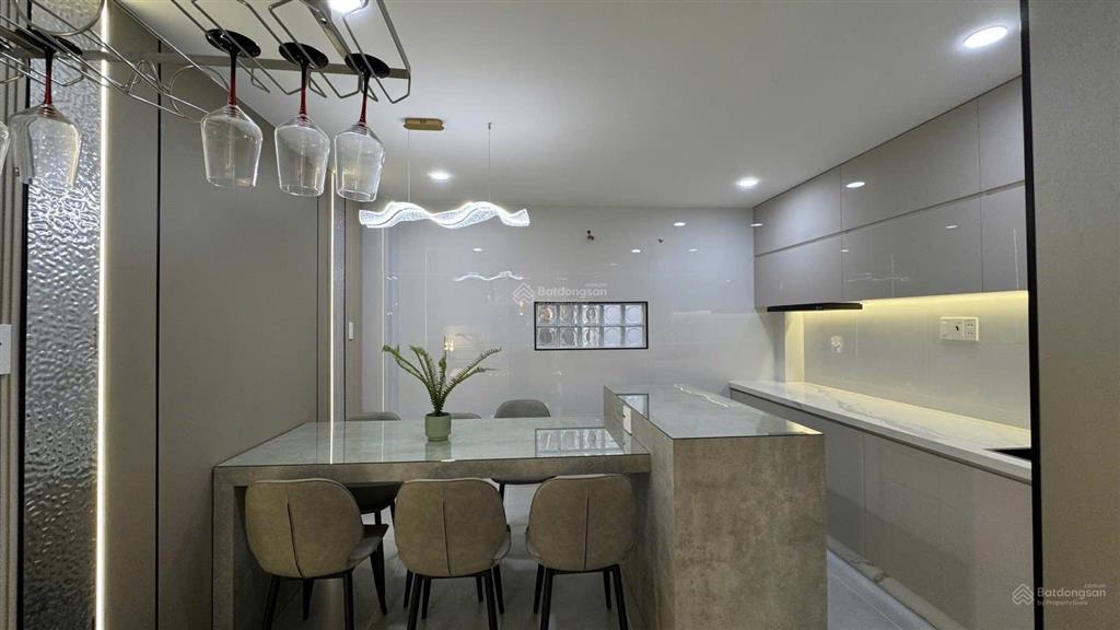 Q11 lạc long quân siêu phẩm 5 tầng + thang máy  dt42m2 tặng full nội thất cao cấp  chỉ 8.x tý