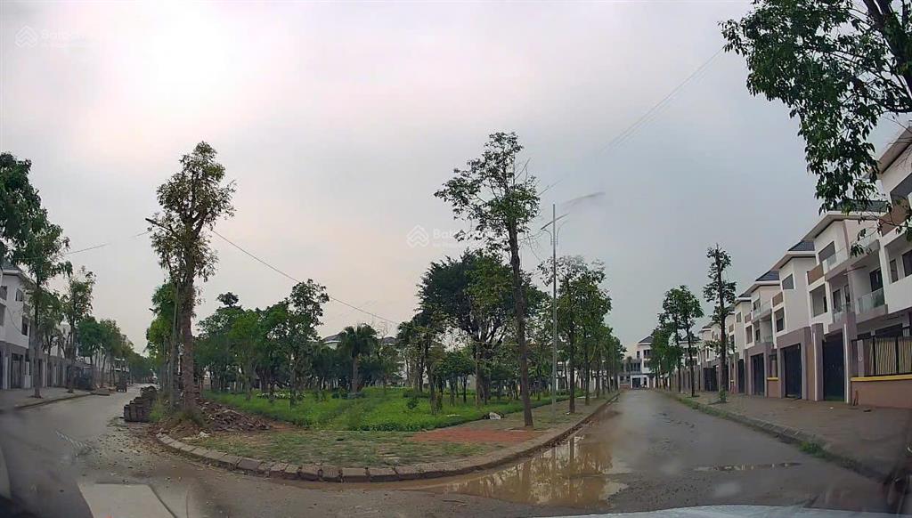 Bán biệt thự 300m2, trước mặt là vườn hoa công viên giá rẻ hơn thị trường 6 tỷ