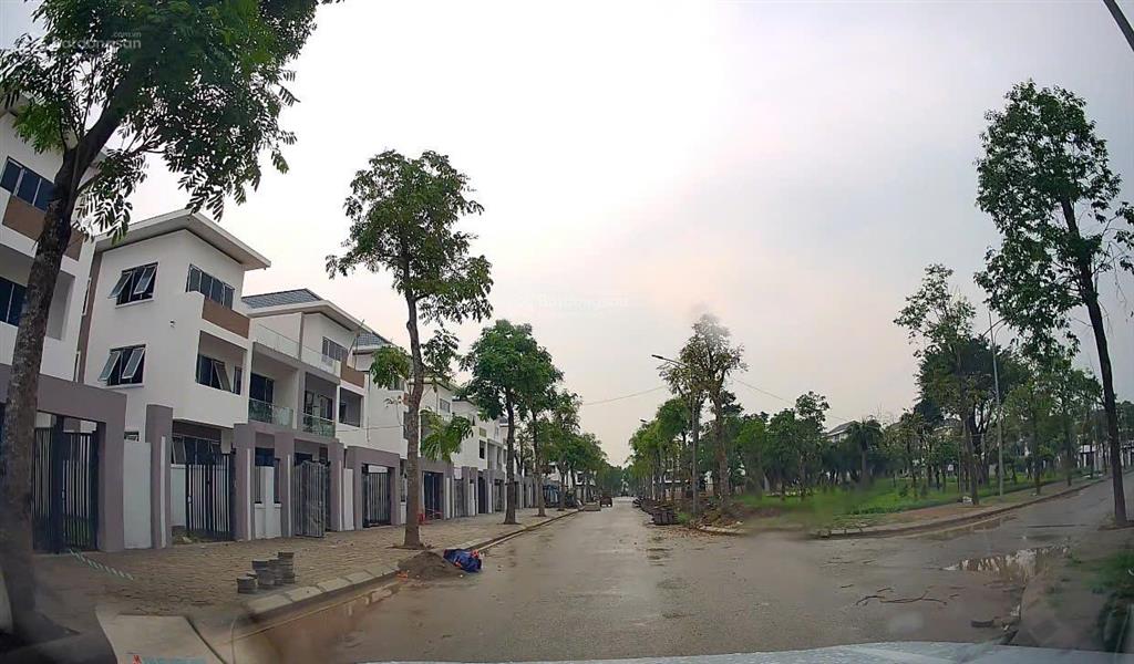 Bán biệt thự 300m2, trước mặt là vườn hoa công viên giá rẻ hơn thị trường 6 tỷ