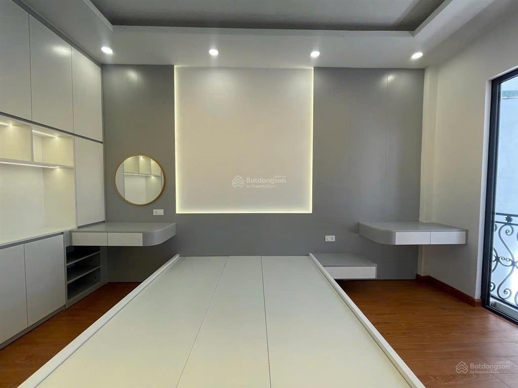 Nhà tây tựu 36m5 tầng7,1 tỉ. mới kính koong, lô góc 2 thoáng, full nội thất cao cấp