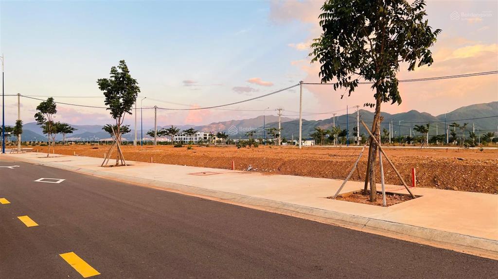 Vị trí trung tâm giai đoạn  tổ hợp tiện ích đa dạng và hiện đại bao xung quanh