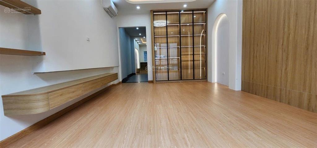 Nhà long biên sát hồ 58m2 4 tầng dân xây mà chỉ 7.x tỷ? có thật
