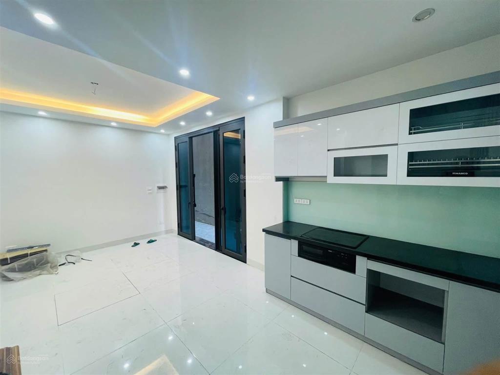 8,5 triệu  nguyên căn tại cổ linh  thạch bàn 33m2*4tầng mt4m  3pn  gần aeon