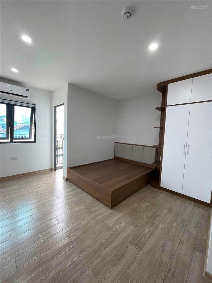 4,8 triệu  ccmn tại phố trạm 30 m2 có ban công, chỗ phơi đồ riêng  thang máy  full nội thất