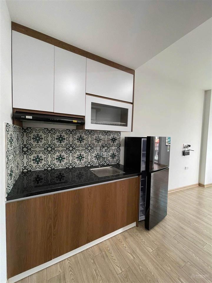 4,8 triệu  ccmn tại phố trạm 30 m2 có ban công, chỗ phơi đồ riêng  thang máy  full nội thất