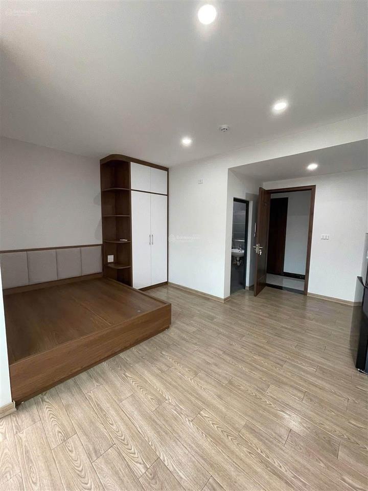 4,8 triệu  ccmn tại phố trạm 30 m2 có ban công, chỗ phơi đồ riêng  thang máy  full nội thất