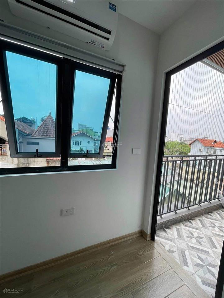4,8 triệu  ccmn tại phố trạm 30 m2 có ban công, chỗ phơi đồ riêng  thang máy  full nội thất