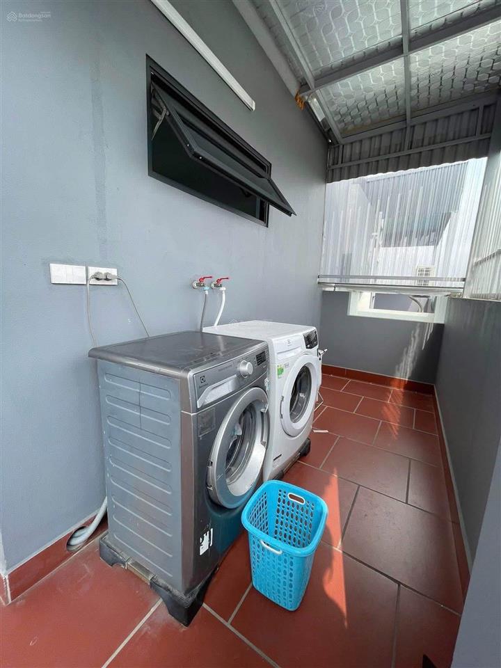 4,8 triệu  ccmn tại phố trạm 30 m2 có ban công, chỗ phơi đồ riêng  thang máy  full nội thất