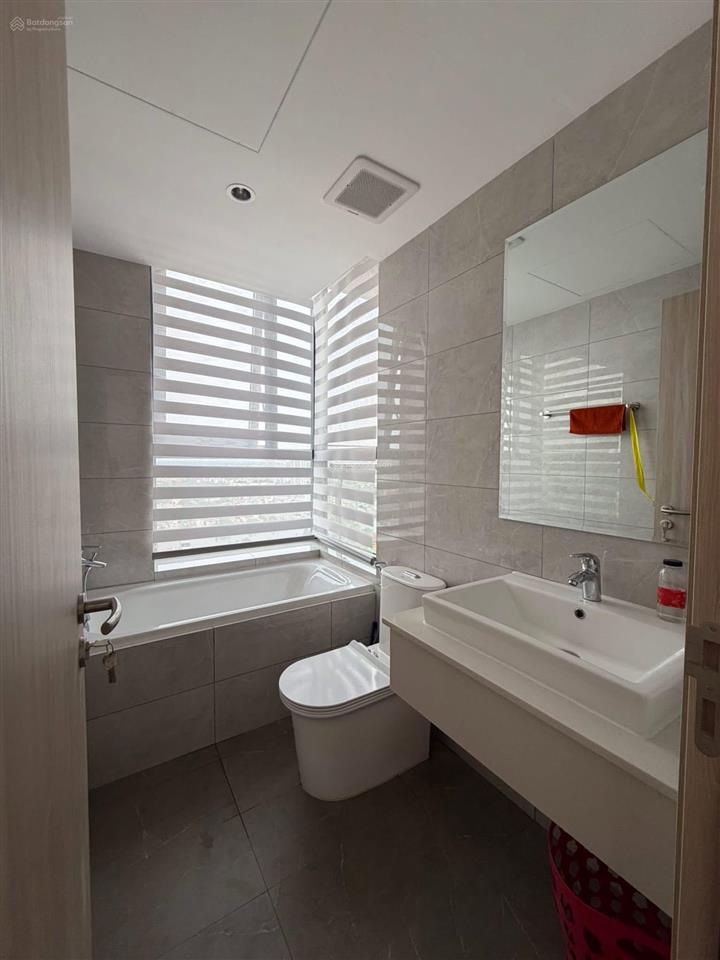 Cho thuê căn hộ mới 100% 2pn 2wc full nội thất
