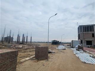 Lk4 nhìn tttm tái định cư yên giả. quế võ dt 90m2 mt 5m hướng đông giá bán 4.8 tỷ cp đã có sổ hồng.