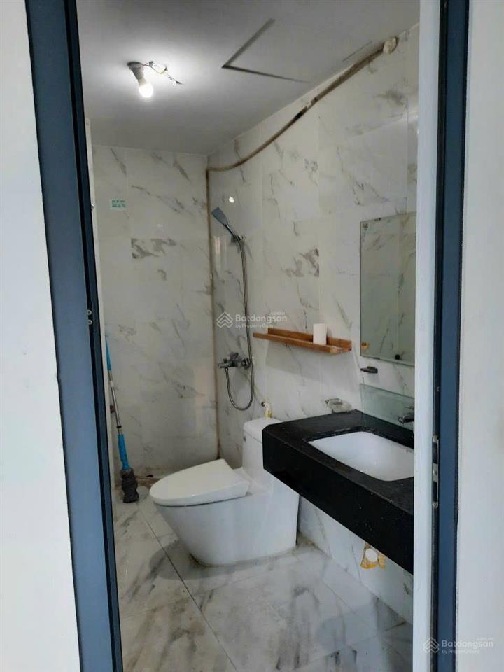 Chính chủ cho thuê văn phòng dt 80m2 chia sẵn 2 phòng đẹp.