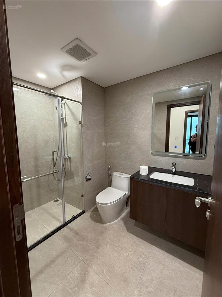 Cho thuê 2 ngủ 80m2 đồ cơ bản giá 11tr tại sunshine green iconic,  em 0981 057 ***