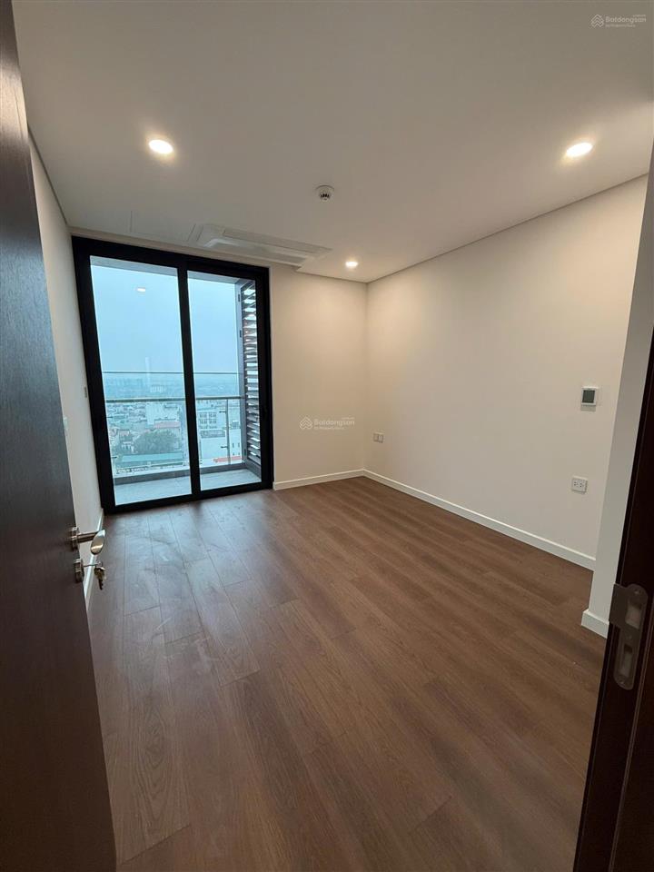 Cho thuê 2 ngủ 80m2 đồ cơ bản giá 11tr tại sunshine green iconic,  em 0981 057 ***