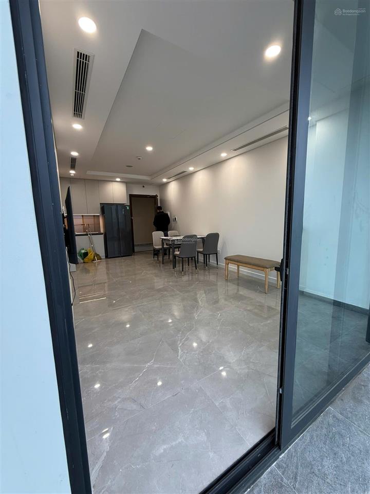 Cho thuê 2 ngủ 80m2 đồ cơ bản giá 11tr tại sunshine green iconic,  em 0981 057 ***