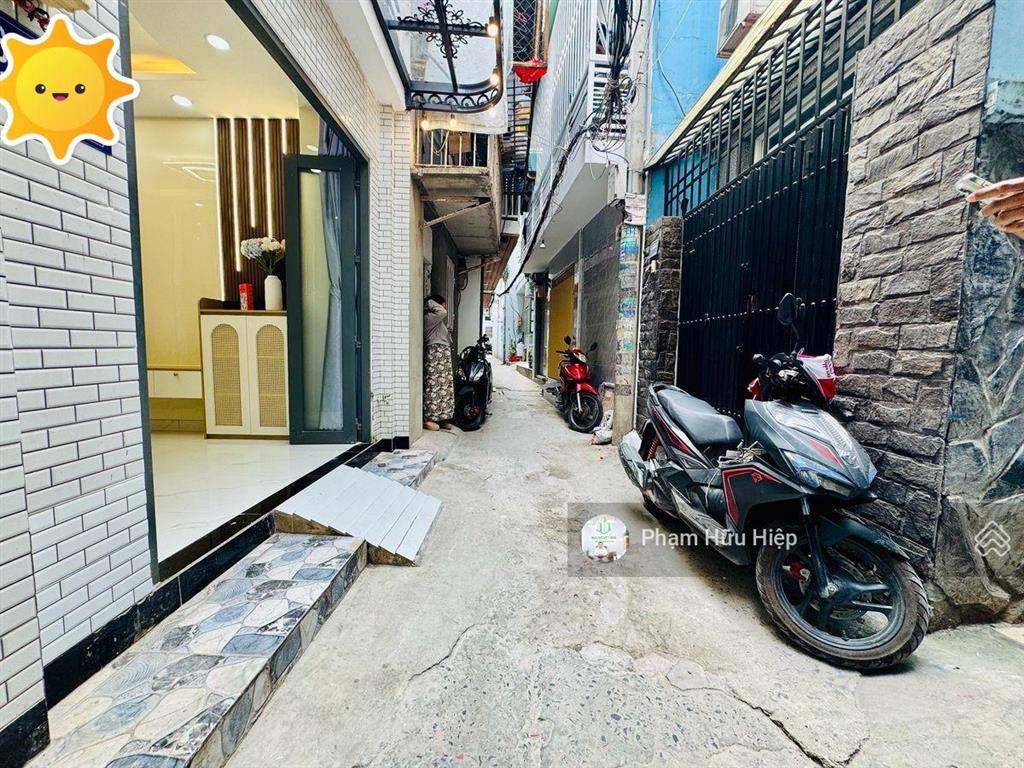 Nhà mới cách mạng tháng 8, trung tâm quận 3  full nội thất, dọn ở ngay đón tết  giá 4,86 tỷ