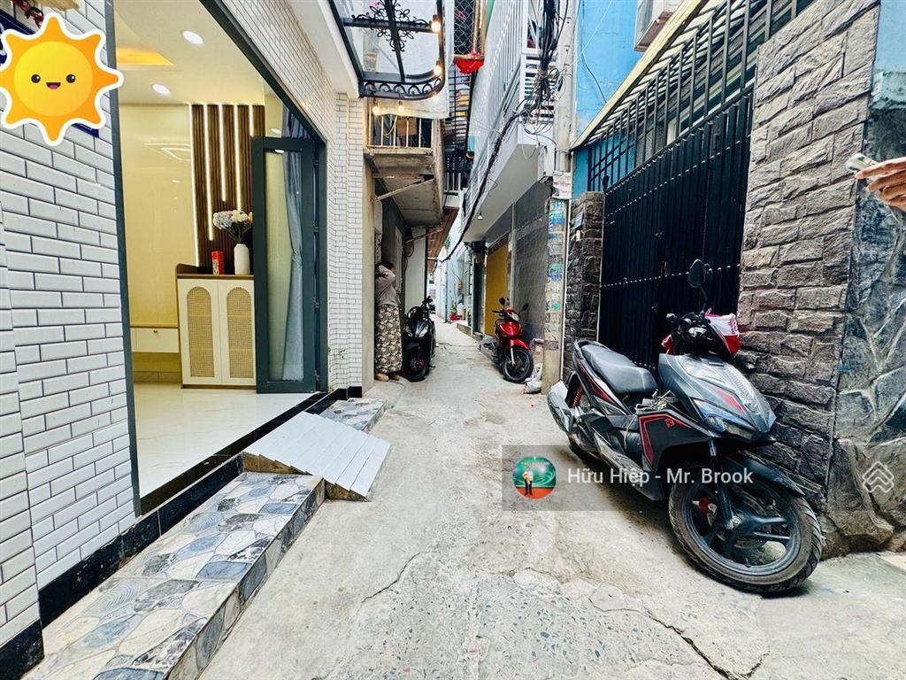 Nhà mới cách mạng tháng 8, quận 3, gần công viên lê thị riêng  3 tầng, full nội thất, vào ở ngay