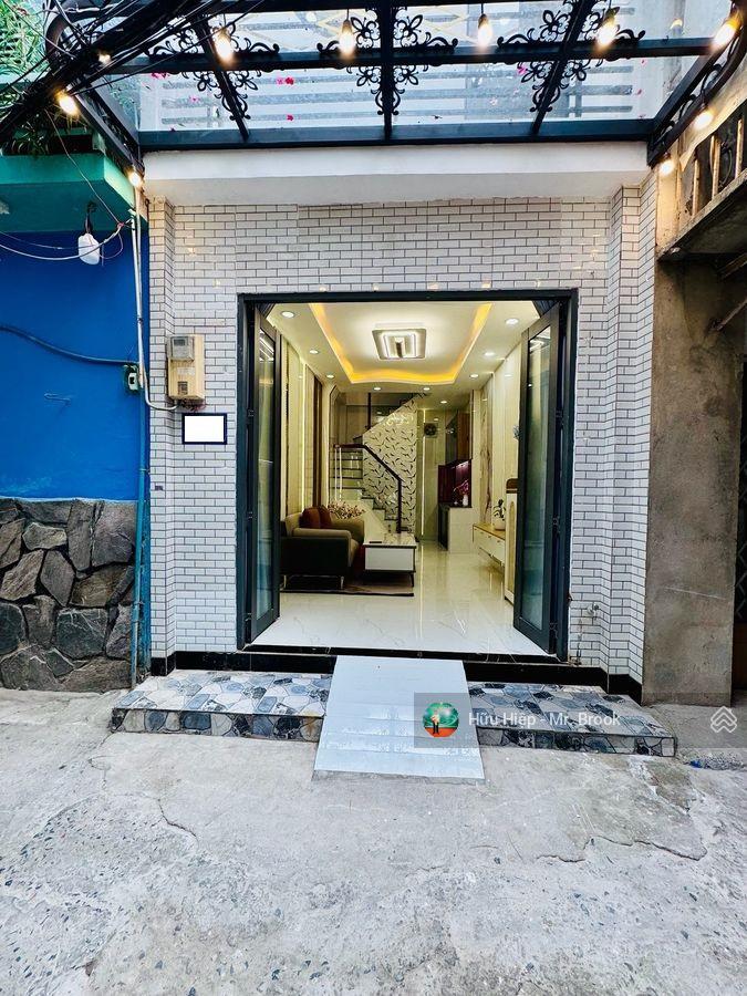 Nhà mới cách mạng tháng 8, quận 3, gần công viên lê thị riêng  3 tầng, full nội thất, vào ở ngay