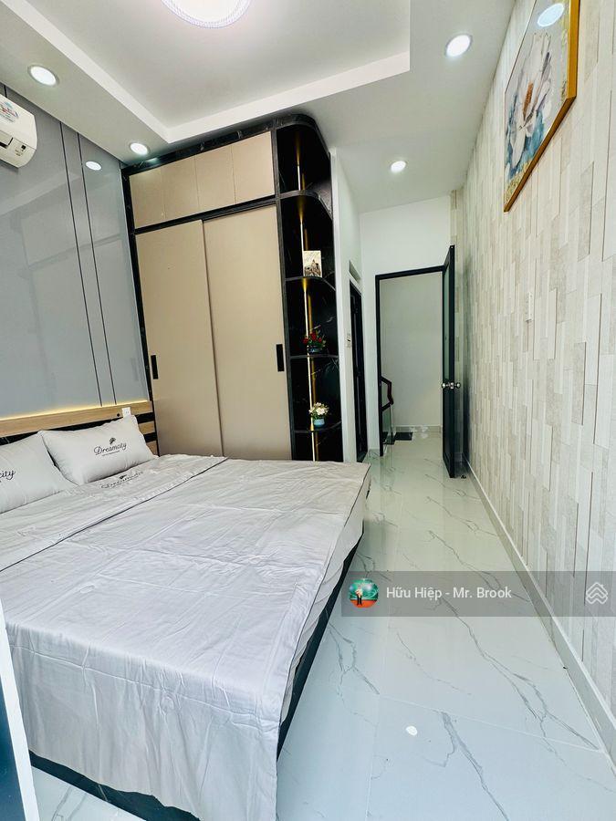 Nhà mới cách mạng tháng 8, quận 3, gần công viên lê thị riêng  3 tầng, full nội thất, vào ở ngay