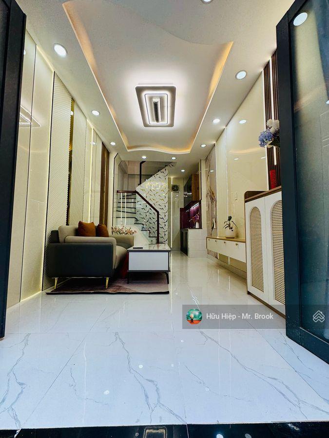 Nhà mới cách mạng tháng 8, quận 3, gần công viên lê thị riêng  3 tầng, full nội thất, vào ở ngay