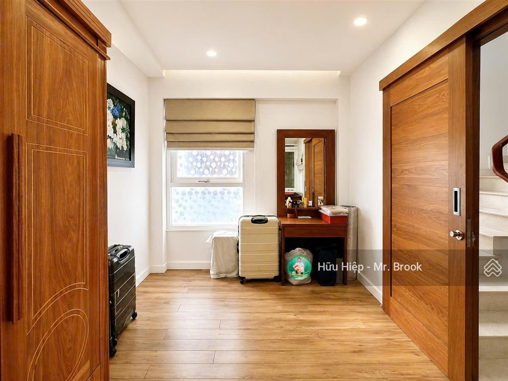 Bán nhà hẻm ô tô lê thánh tôn quận 1 4 tầng, 42.4m², dòng tiền 470tr/năm, tiện cho thuê kinh doanh